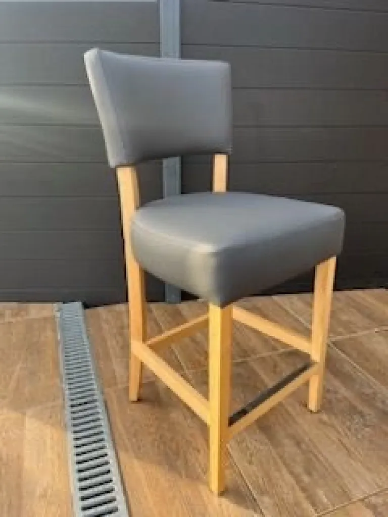 Comment recouvrir l'assise d'un tabouret à Bordeaux?