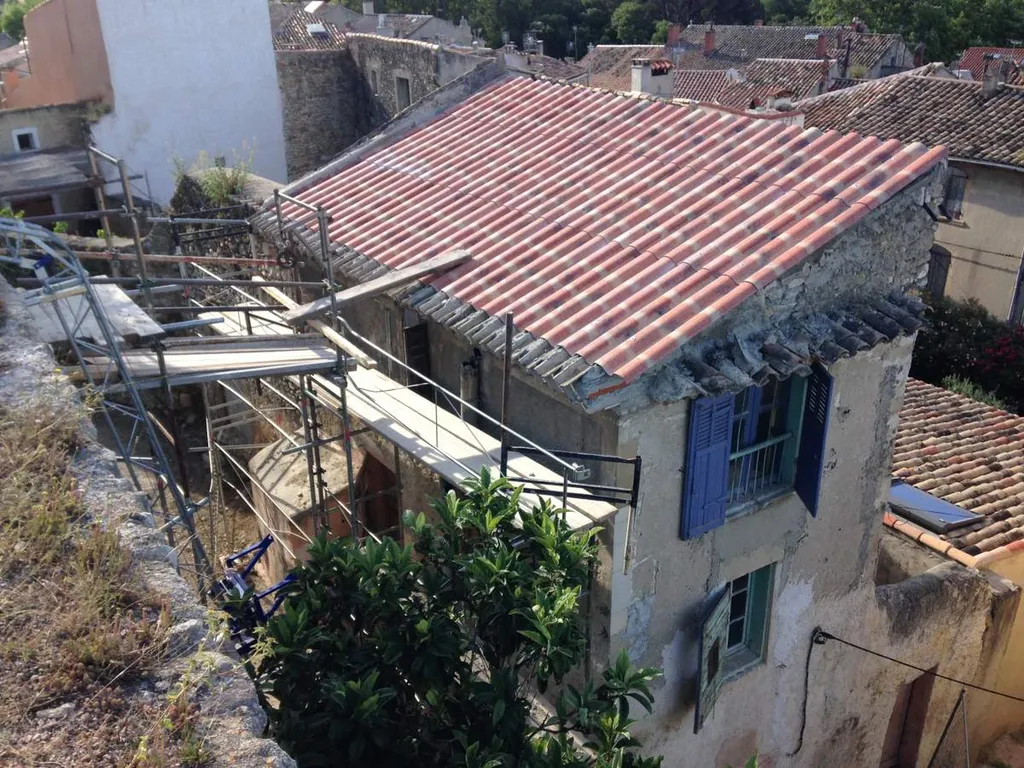 Réfection de la toiture d'une maison de village à Eyguières dans les Bouches du Rhône
