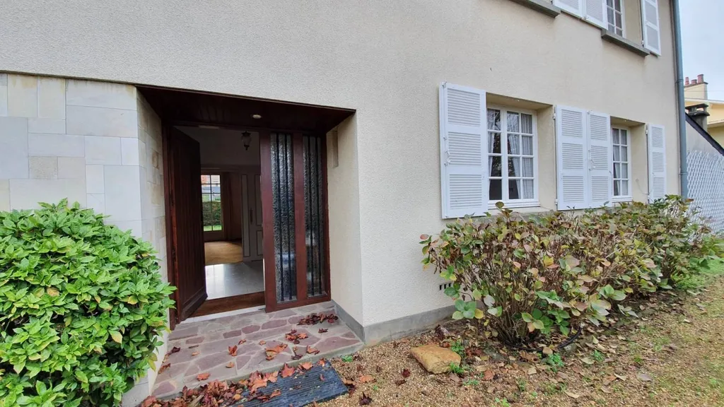entrée de la maison d'architecte sur le jardin avant