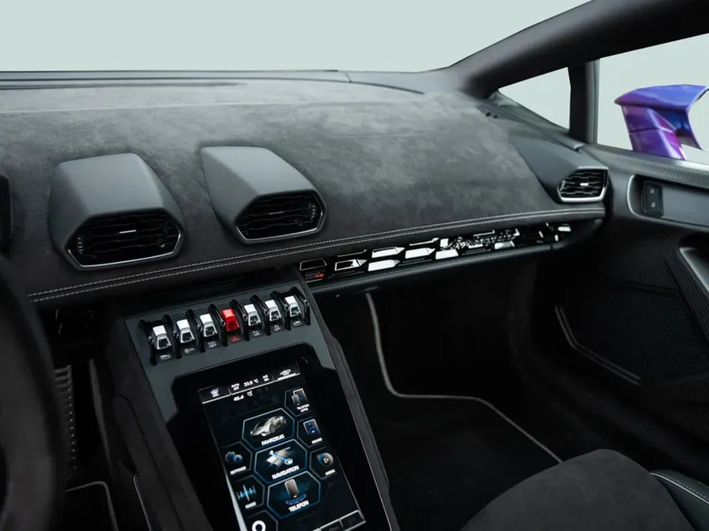 Planche de bord Alcantara Lamborghini Huracán Tecnica, cockpit orienté pilote, vente avec livraison Bordeaux.