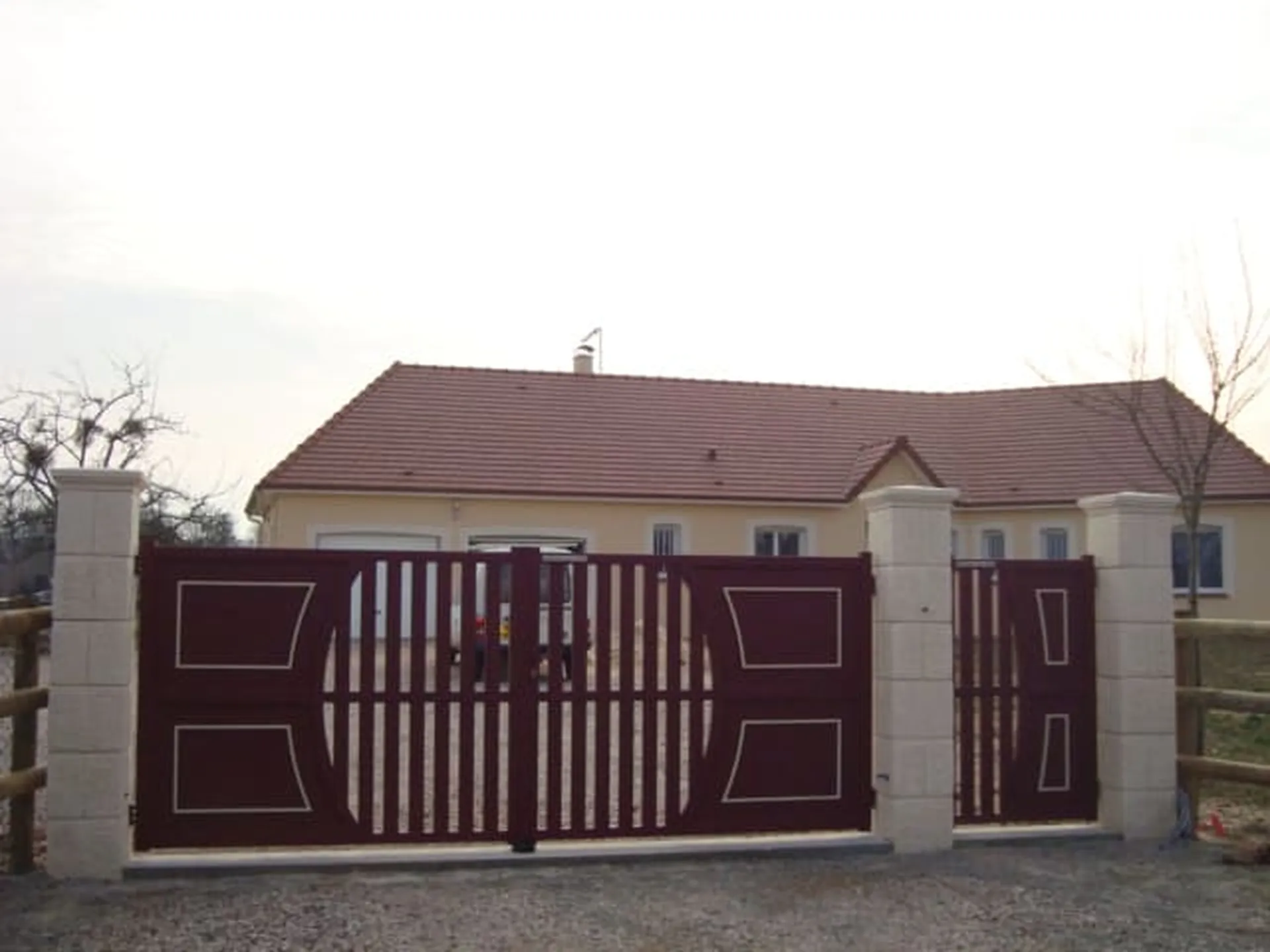 Installation de Portail automatisé en PVC à battants, Portillon coordonné et Clôtures de jardin à Beuzeville dans l’Eure 27 et ses Alentours
