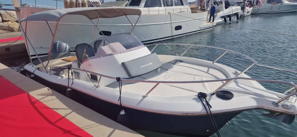Louer un bateau White Shark près de Toulon
