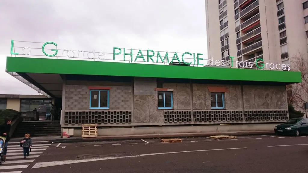 Enseigne lettres baignoires lumineuses pharmacie à Nimes