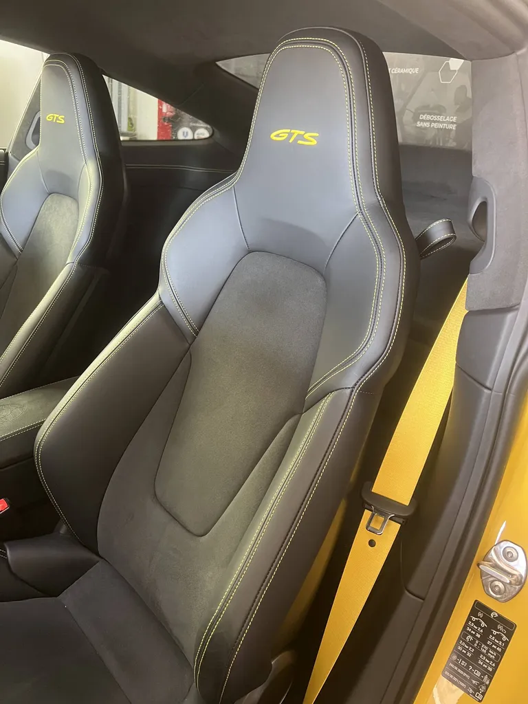 Traiter des éléments endommagés sur une Porsche 992 Carrera GTS à Le Mans 72