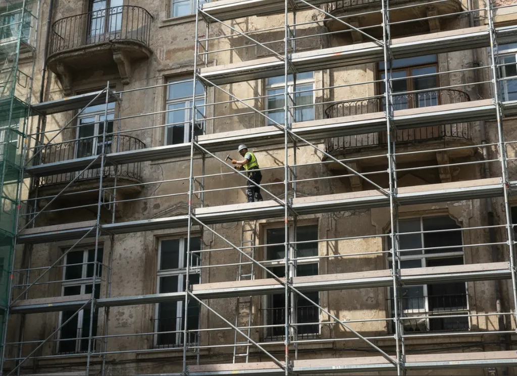 Montage d’un échafaudage multidirectionnel Layher sur une façade complexe avec balcons, décrochements et niveaux irréguliers, pour garantir stabilité et continuité du travail en hauteur