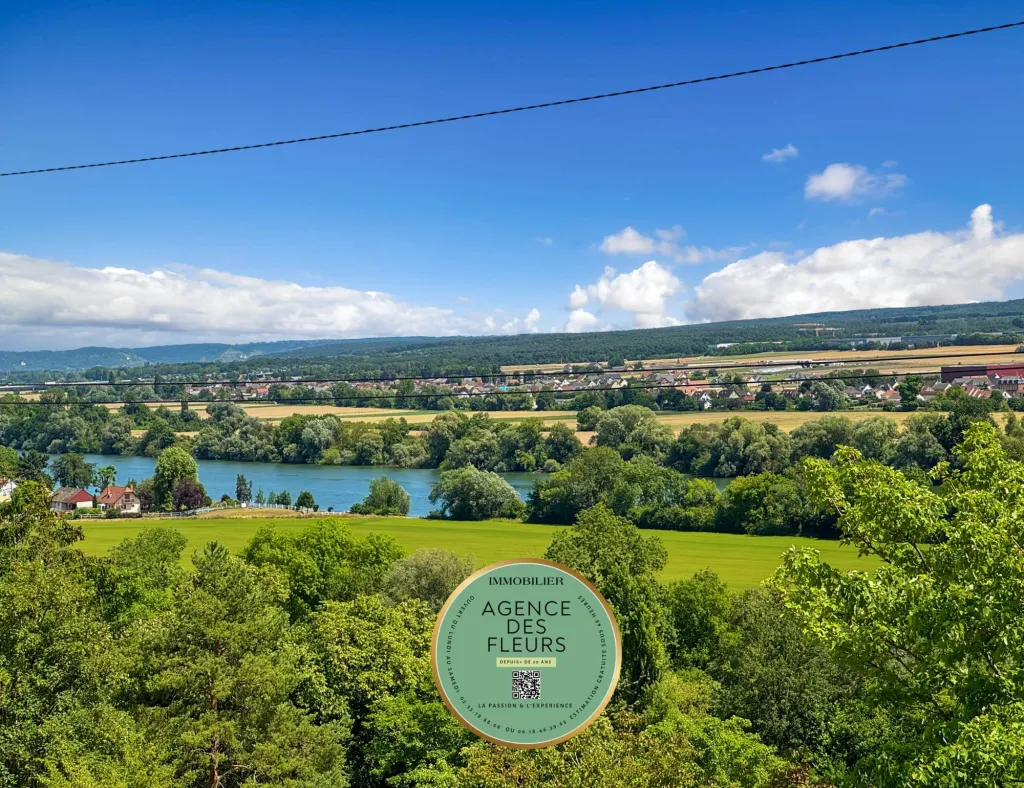 A vendre maison rénovée de 150 m² édifiée sur 880 m² de terrain sur la commune de FRENEUSE 76410