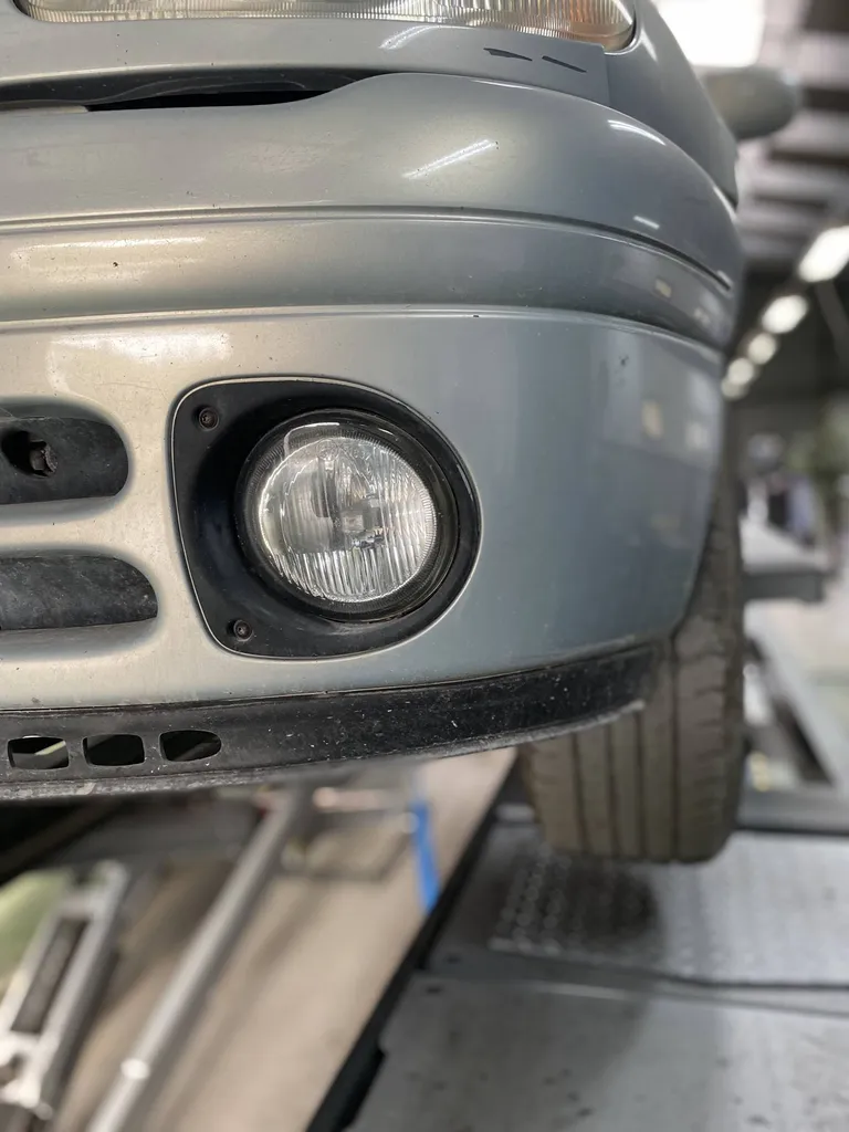 La fixation et l'état des feux de brouillard avant est un des points de contrôle technique chez Autosur Martigues