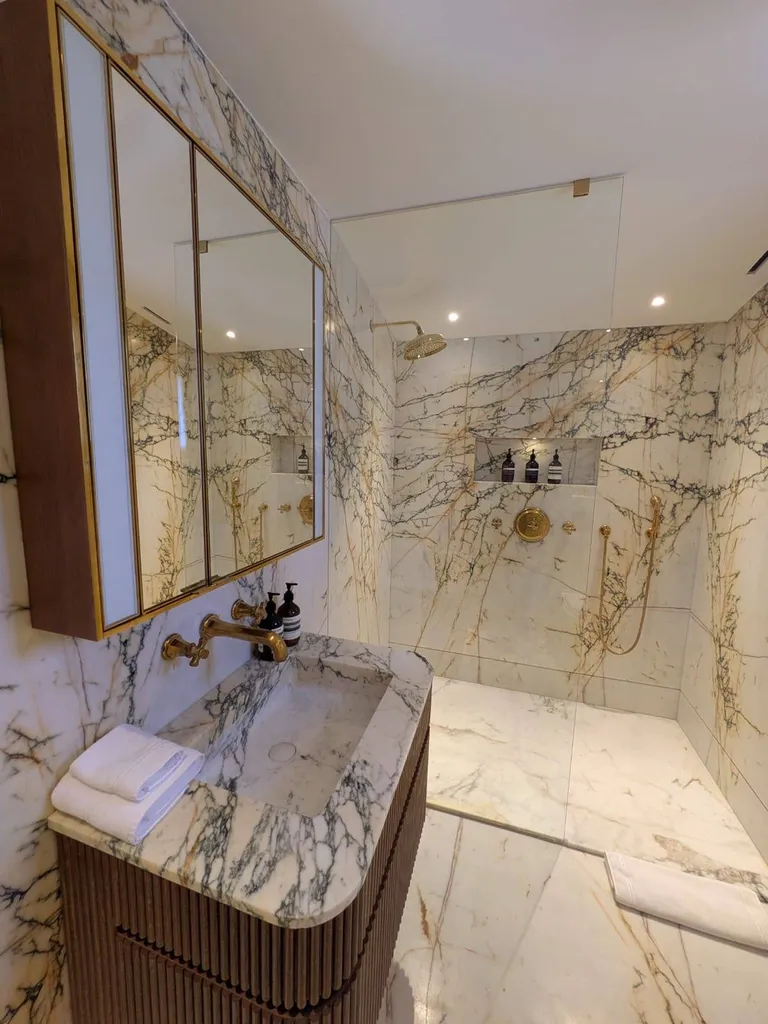 Salle de bain en Marbre Paonazzo à Saint Tropez