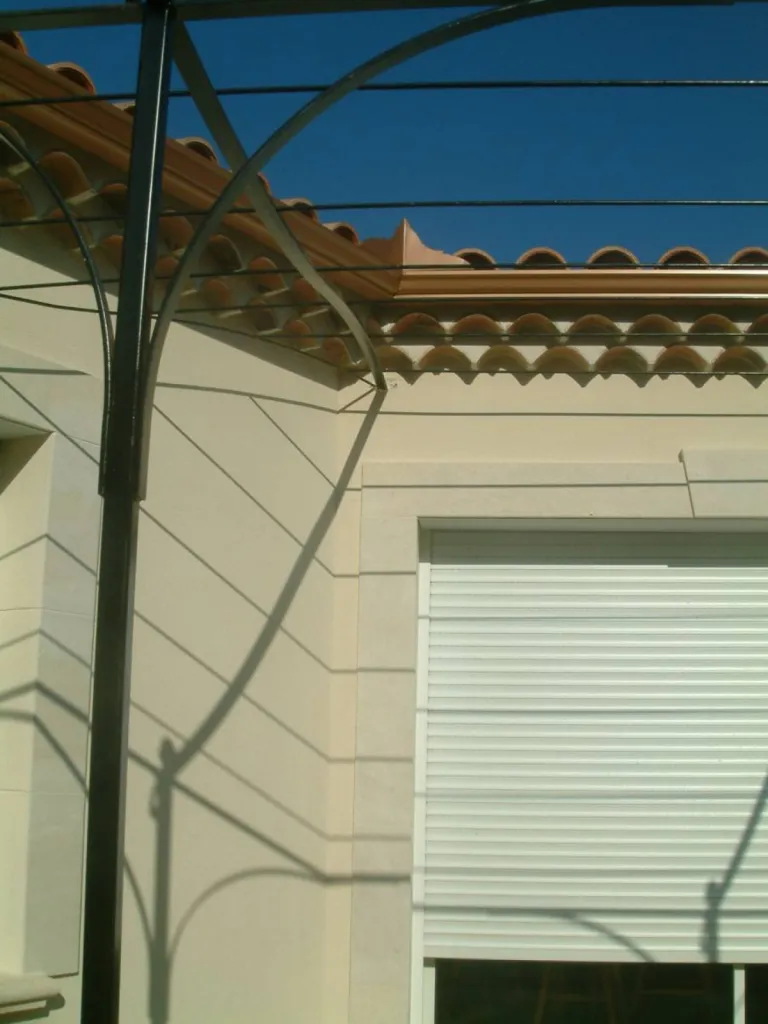 Fabricant de gouttières aluminium à Avignon solution haut de gamme pour toit plat ou en pente