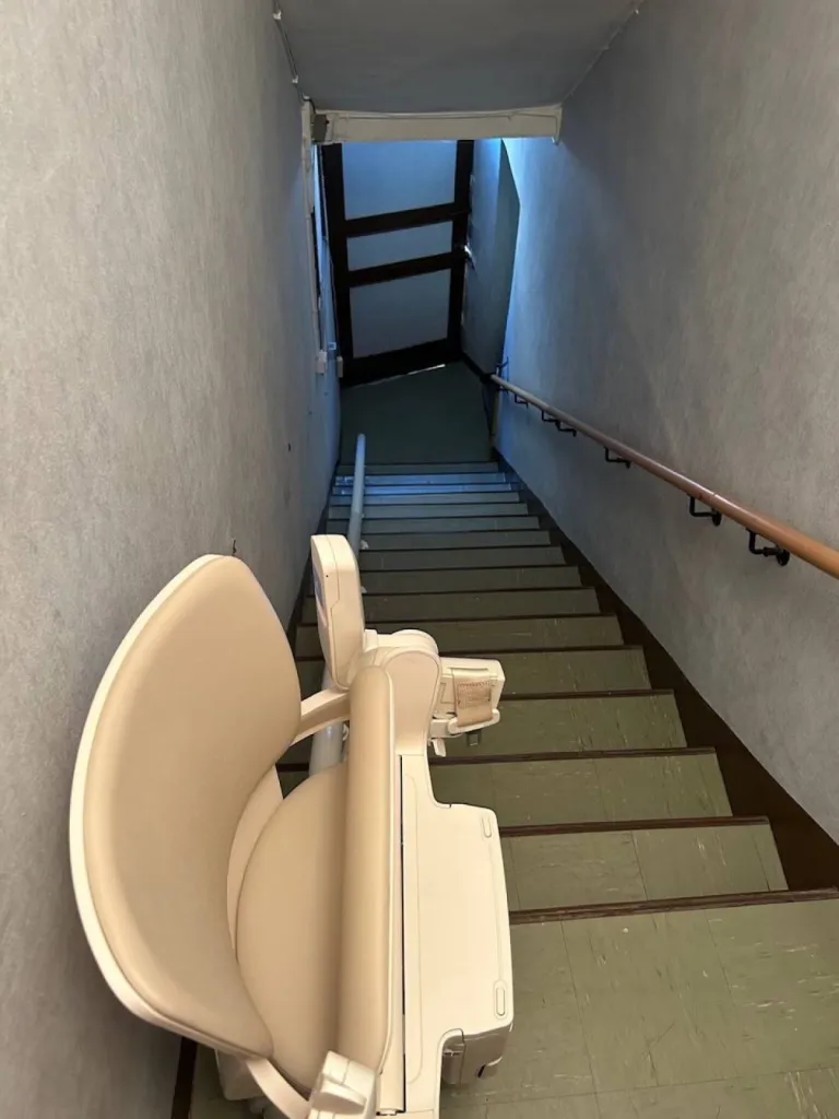 Au plus près du mur, voici le maître mot pour l'installation de ce fauteuil monte escalier près de Gap