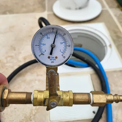 Identification d'une fuite non apparente d'une piscine coque polyester à Châteauroux dans le 36 sans casse ni vidange