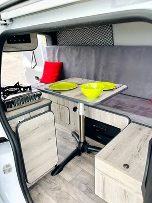 TABLE ET BANQUETTE POUR LES REPAS