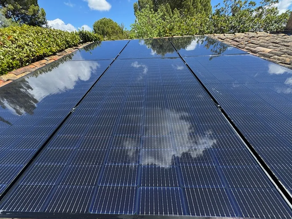 Comment nettoyer des panneaux solaires sans risque aux alentours de Six fours les plages dans le Var ?