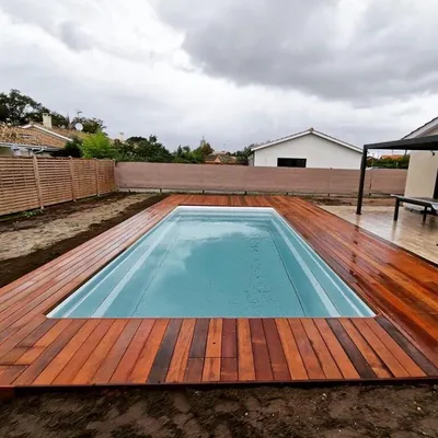 Construction de terrasse bois autour de piscine – Réalisation sur mesure à Mios sur le Bassin d'Arcachon