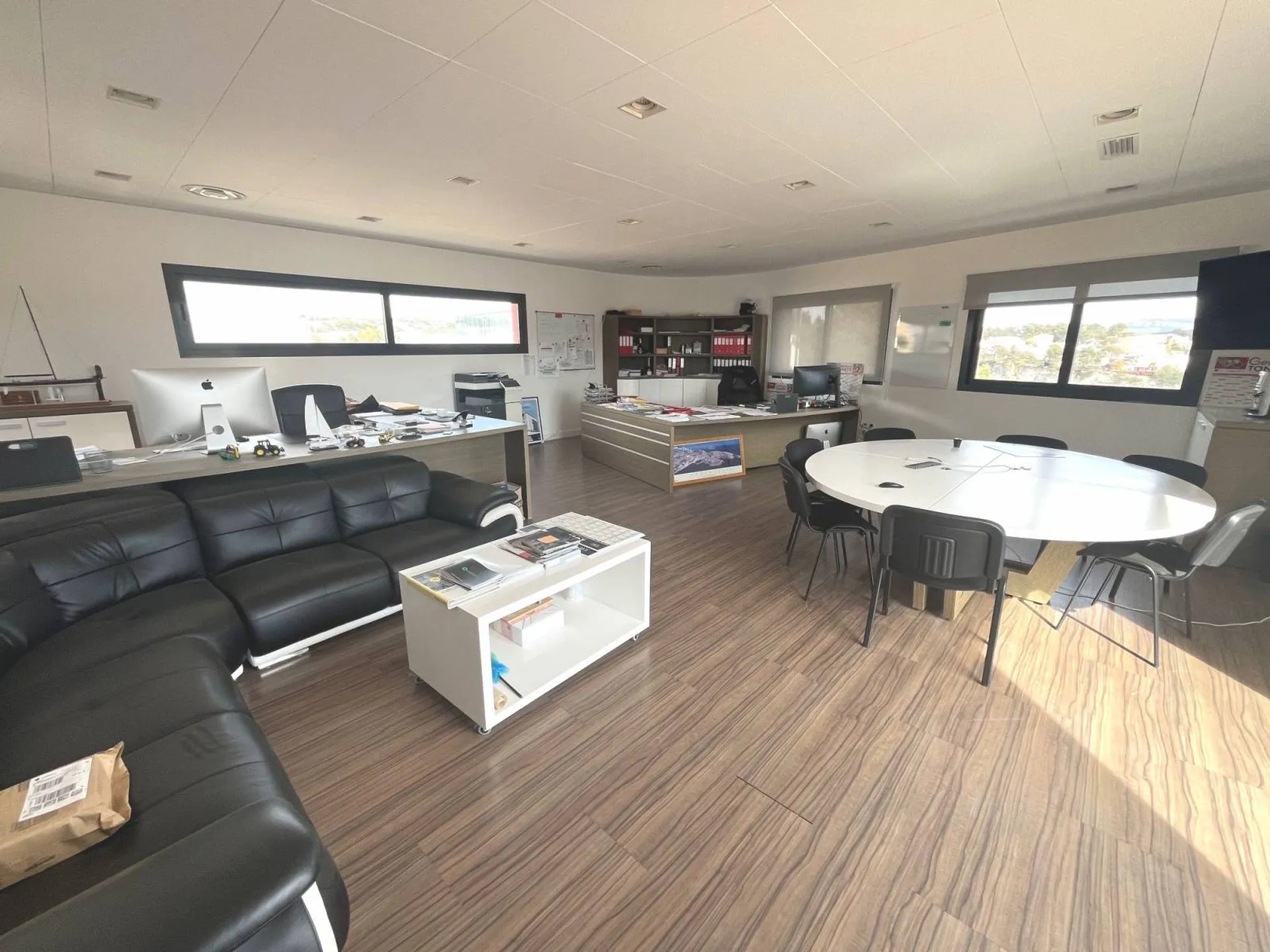 Bureaux à vendre Roquefort la Bédoule  1 000m² sur deux bâtiments