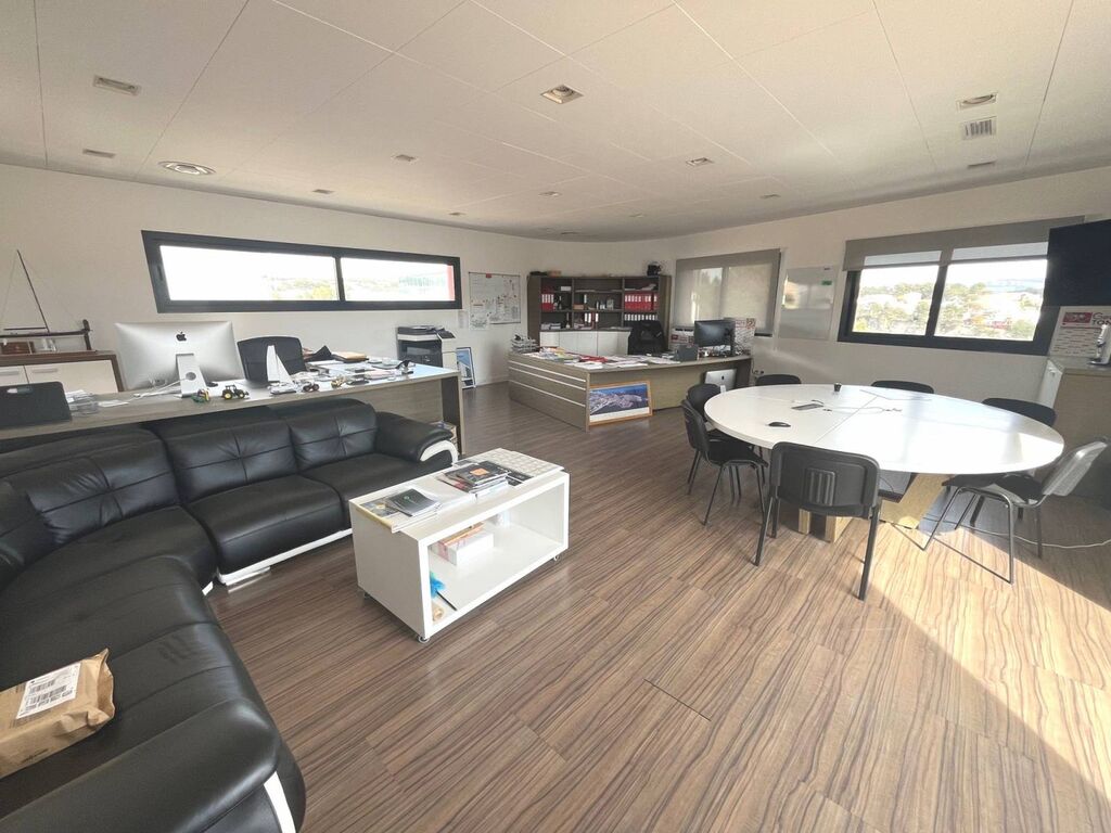 Bureaux à vendre Roquefort la Bédoule  1 000m² sur deux bâtiments