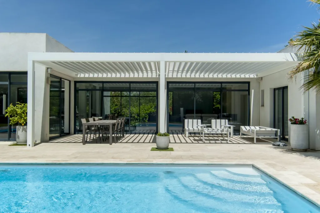 Pergola à lames orientables en PACA