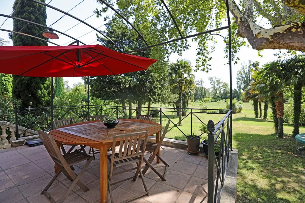 Terrasse de la bastide et vue sur le jardin, proche Avignon