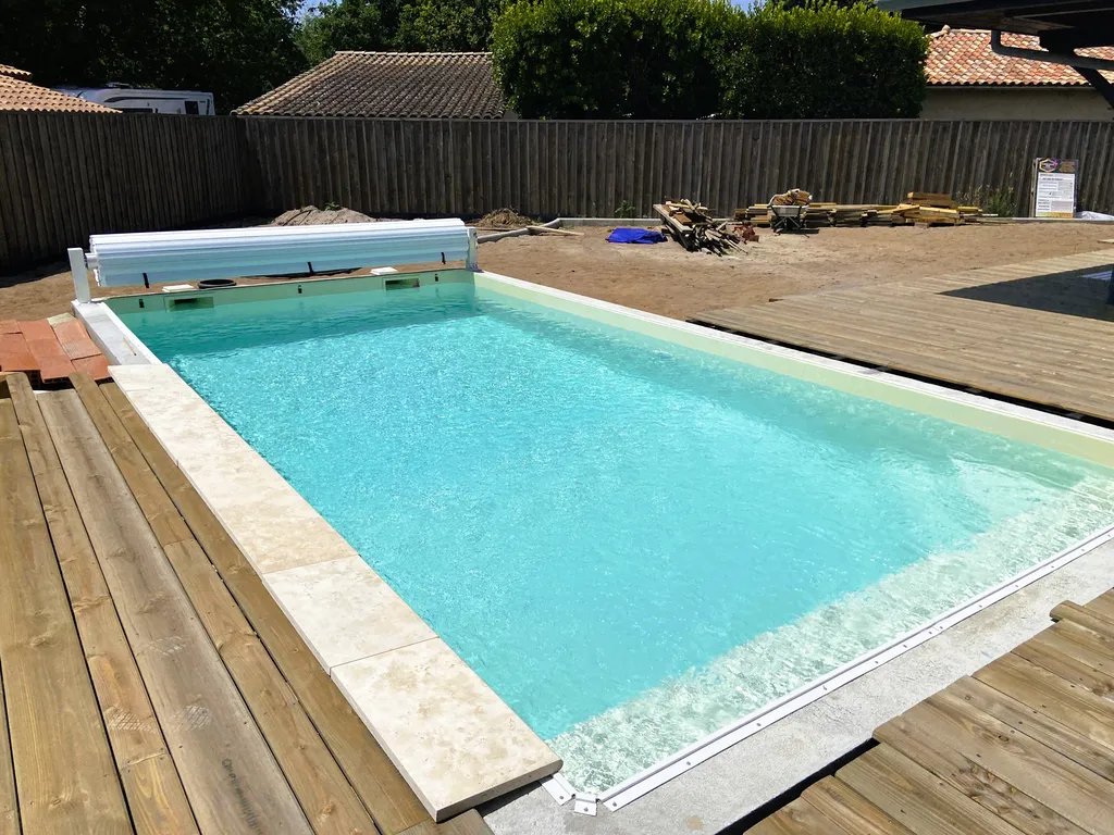 Piscine maçonnée au sel avec volet roulant hors-sol