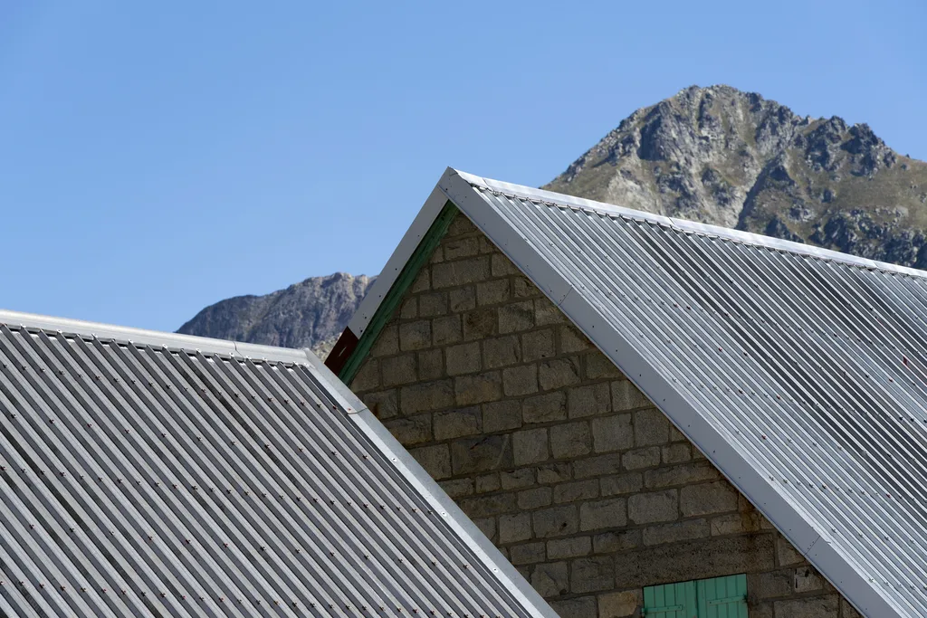 Remplacer votre toiture complète en bac acier ou zinc aux Angles