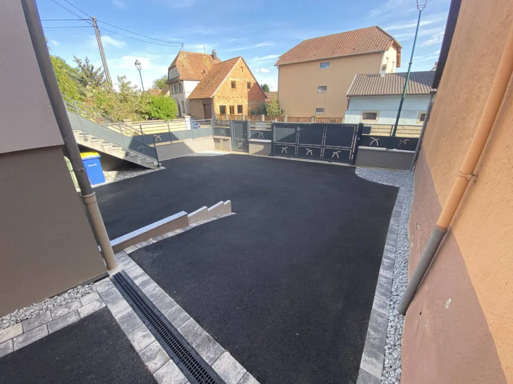 Cour en enrobé d'une maison à Ergersheim, près de Strasbourg CLK 