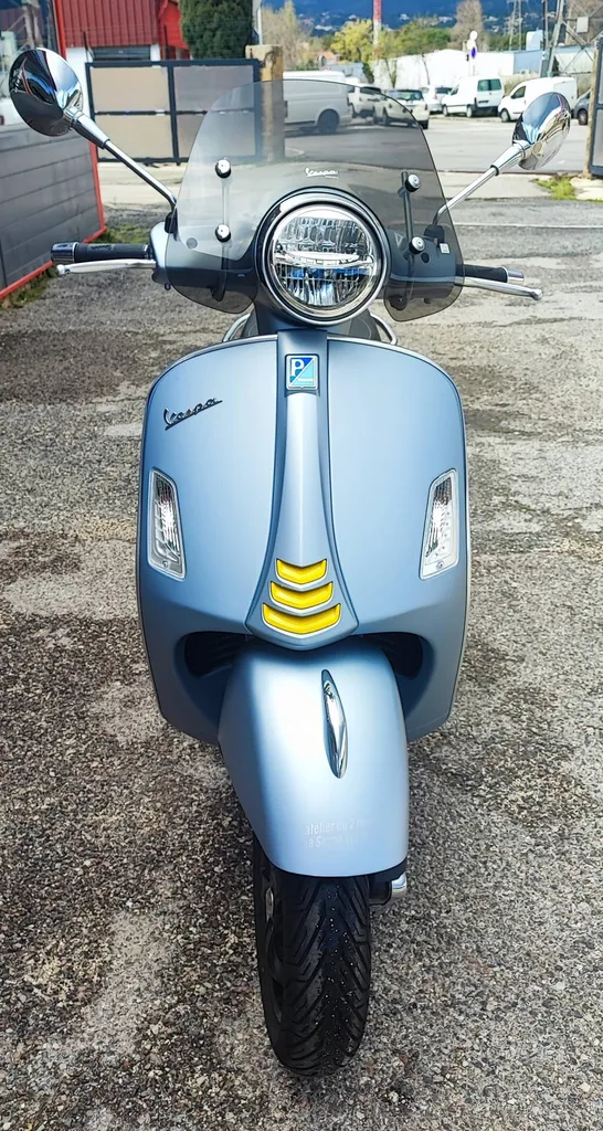 VESPA GTS 300 TECH HPE DU 04/2023 AVEC 3250 KM.