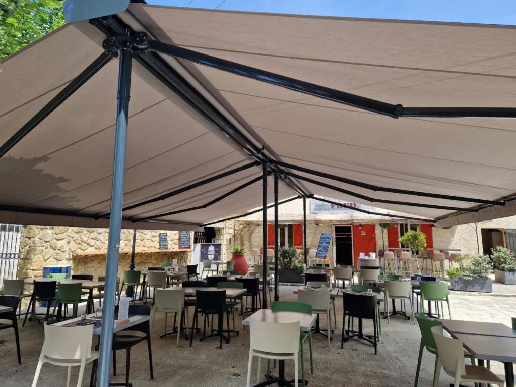 installation d'un store pour terrasse de restaurant à la barben 13 installation d'un store pour terrasse de restaurant à la barben 13