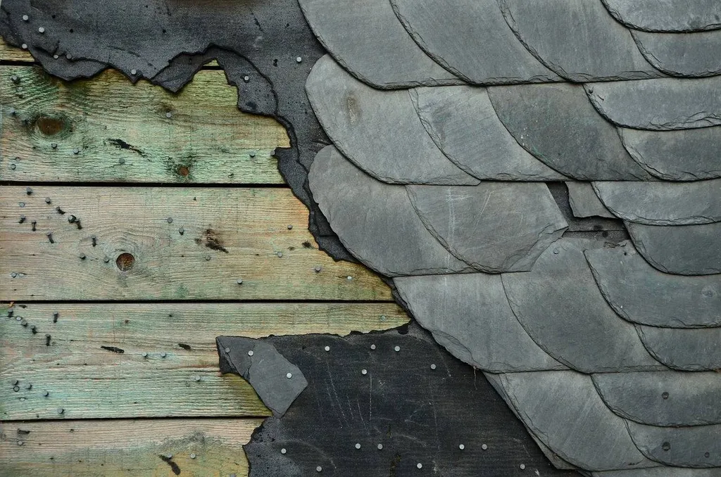 Intervention réparateur de toiture en urgence pour remplacer une tuile ou une ardoise cassée ou abîmée région de Nantes