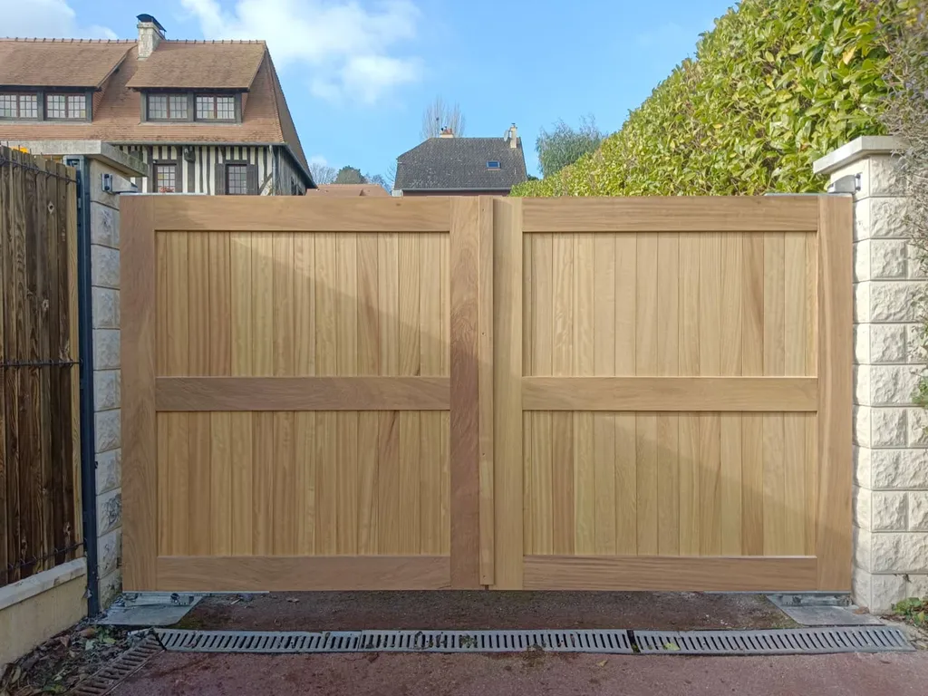 Pose de Portail Motorisé en Bois Noble, Modèle 2 Vantaux Sur-Mesure à Rouen en Seine-Maritime 76 et Barentin