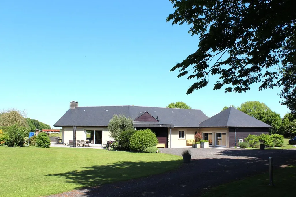 A vendre maison contemporaine avec dépendances, piscine sur le Bec Hellouin
