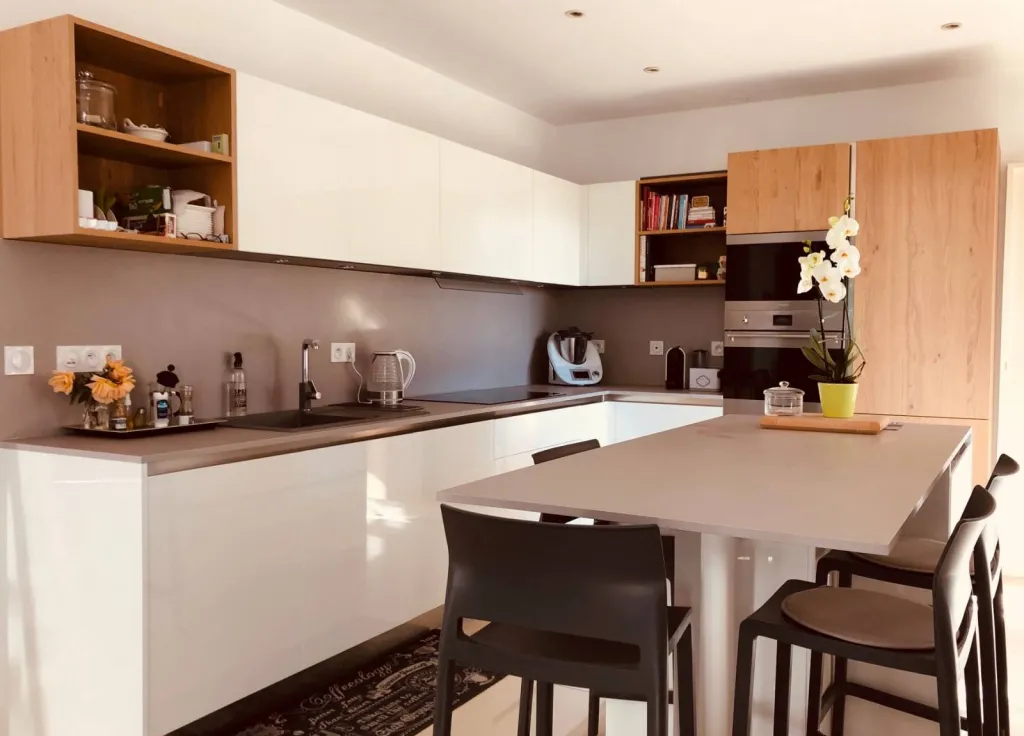 Réception cuisine salle à manger laque brillante & chêne naturel sur mesure à Bandol