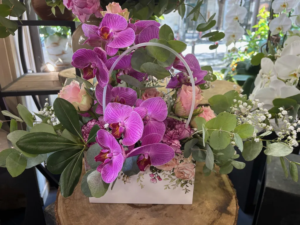 Panier fleuri pour offrir avec fleurs de saisons originale par votre fleuriste à Marseille