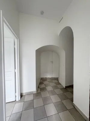 A louer un appartement place Royale à Saint Germain en Laye comme une maison de ville