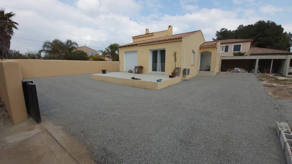 Application d'un gravillonnage bicouche dans la cour de la villa d'un particulier à Six-Fours les Plages dans le Var