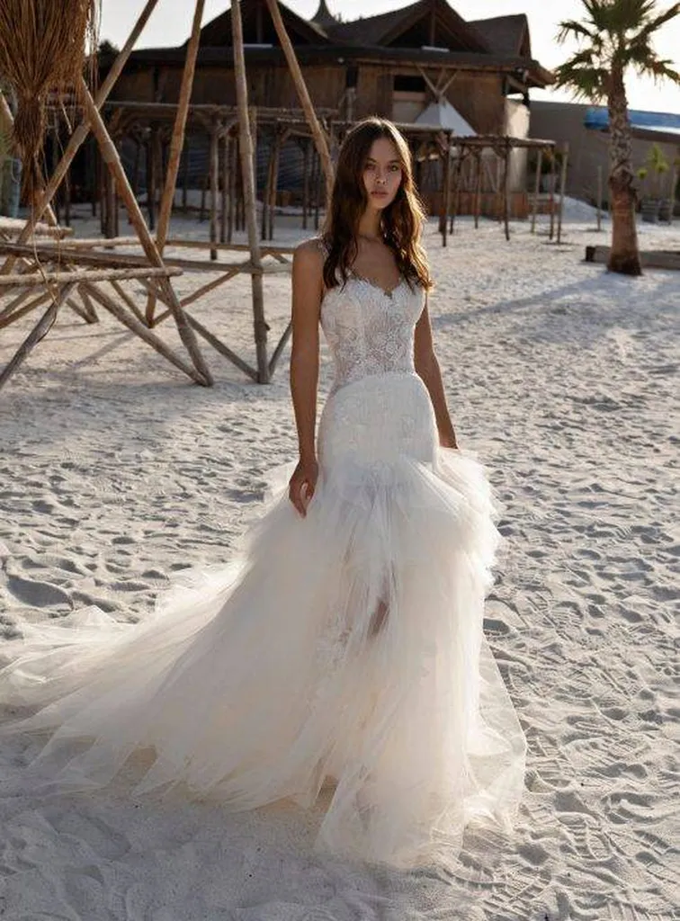 Robe de mariée sirène originale avec décolleté romantique en cœur motifs papillons et fleurs haute couture marque papillon a MARSEILLE a PLAN DE CAMPAGNE