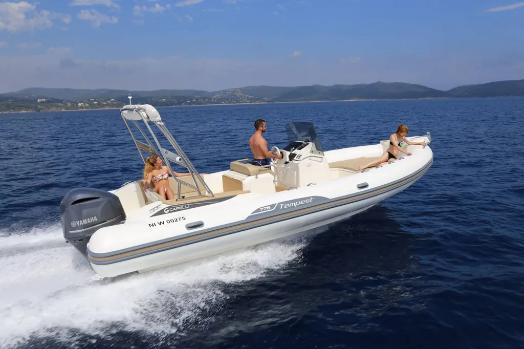 ateau à moteur Tempest 775 à louer à Bandol dans le Var