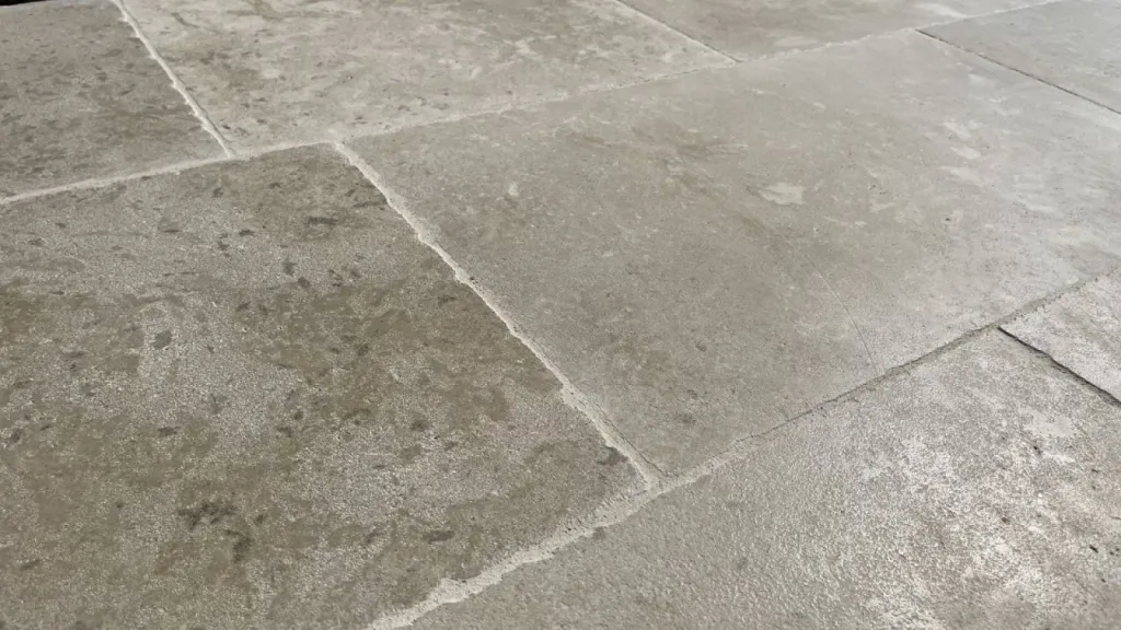 Pierre ancienne dallage au 36 rue de Bourgogne à Paris et dalle de Dordogne