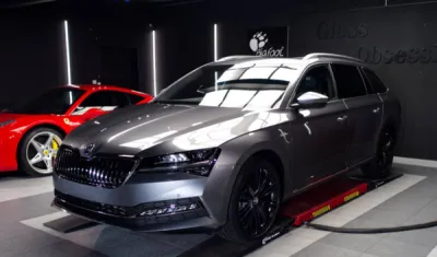 Traitement céramique carrosserie sur cette Skoda Superbe, véhicule neuf protégé dès sa sortie de concession à Vannes