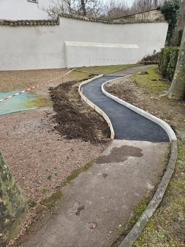 Reprise d'une bordure béton et un enrobé chaud pour le chemin d'accès dans un parc à Lyon