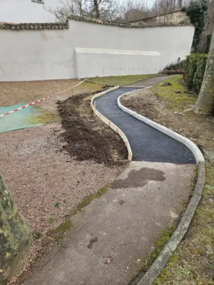 Reprise d'une bordure béton et un enrobé chaud pour le chemin d'accès dans un parc à Lyon