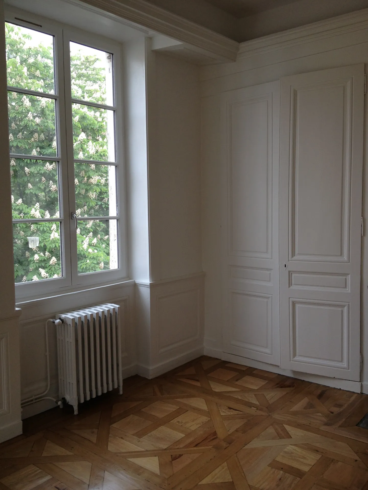 Vue d’ensemble après rénovation avec murs et parquet massif restaurés
