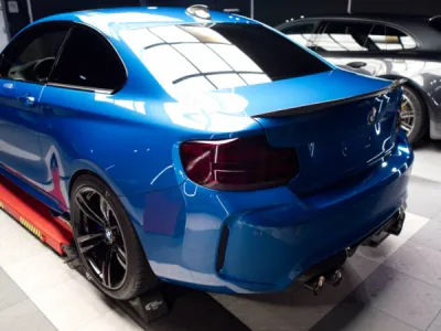 Grâce au film de protection PPF XPEL, cette BMW M2 bénéficie d’une protection sur mesure contre les gravillons, micro-rayures et agressions environnementales