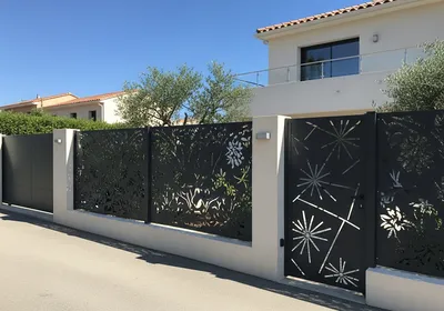 Clôture acier contemporaine sécurisée et découpée laser installée pour villa familiale à Sanary sur mer dans le Var