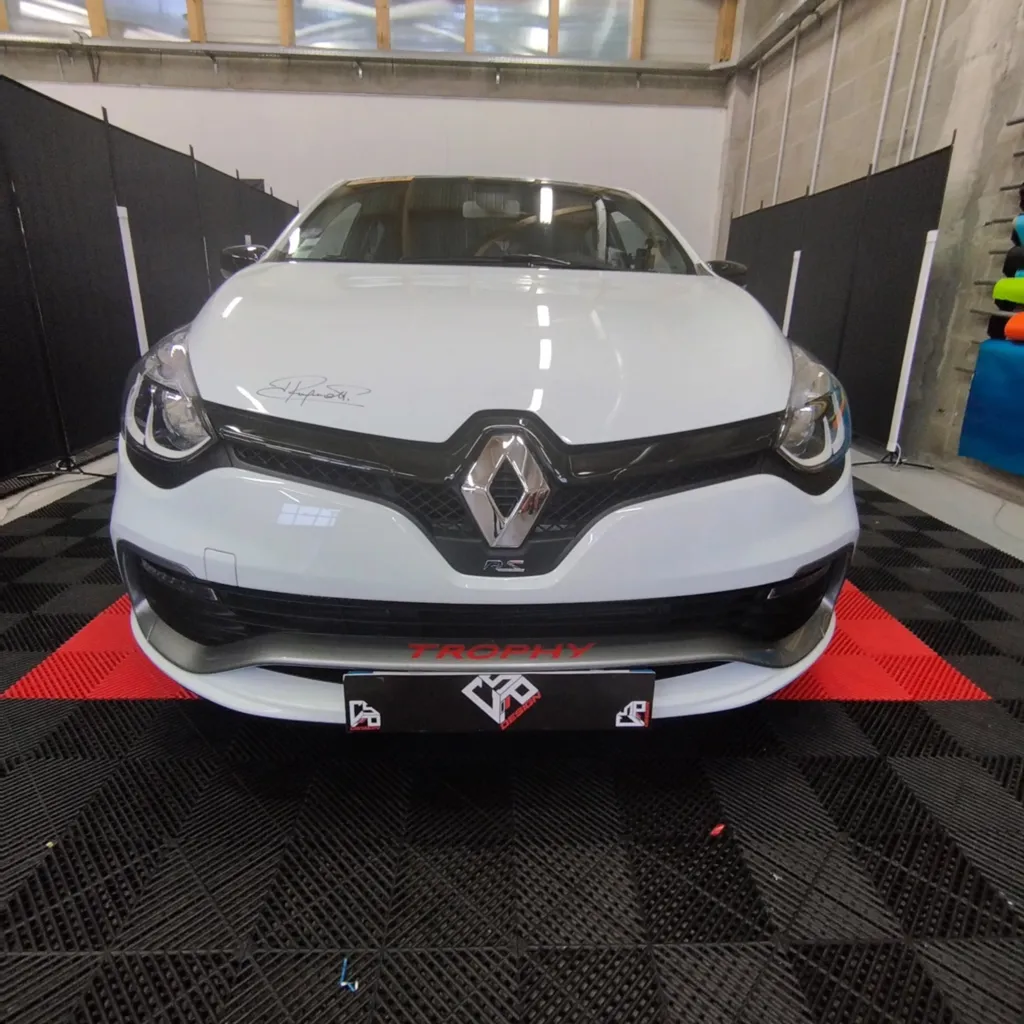 Pose de film de protection PPF FlexiShield sur le capot d’une Clio 4 RS à Clermont-Ferrand pour préserver sa signature