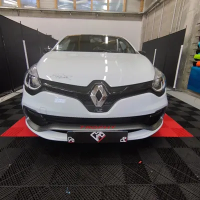 Pose de film de protection PPF FlexiShield sur le capot d’une Clio 4 RS à Clermont-Ferrand pour préserver sa signature