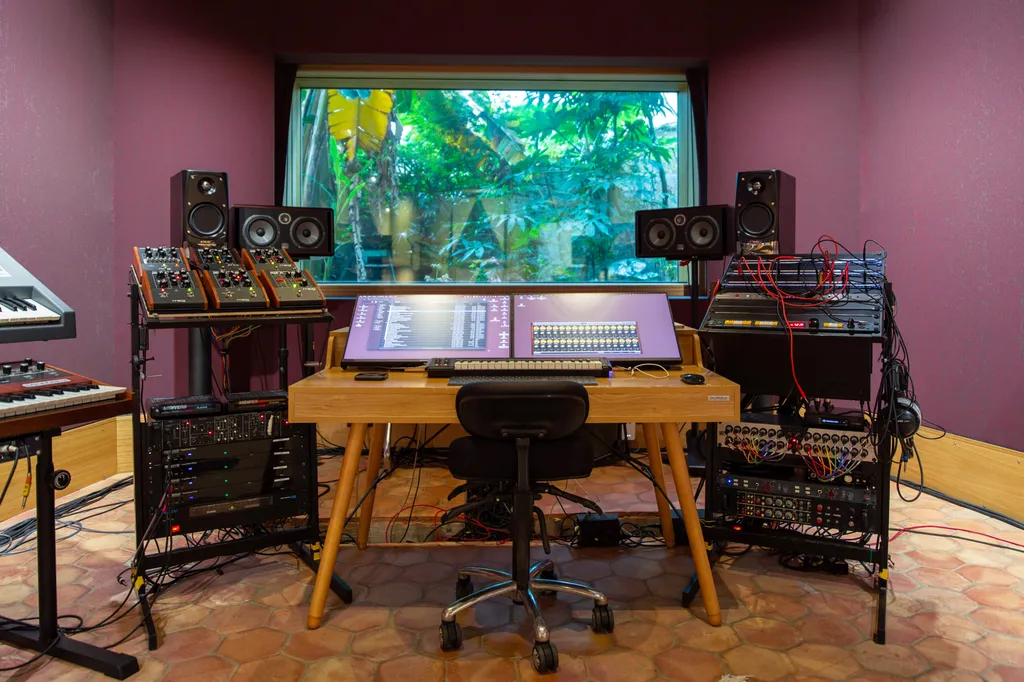 Le studio Universeul signé AKIKO ARCHITECTURE s’ouvre sur un jardin conçu par Lucie Schneider, créant un dialogue constant entre nature, lumière et création musicale au cœur de Bordeaux