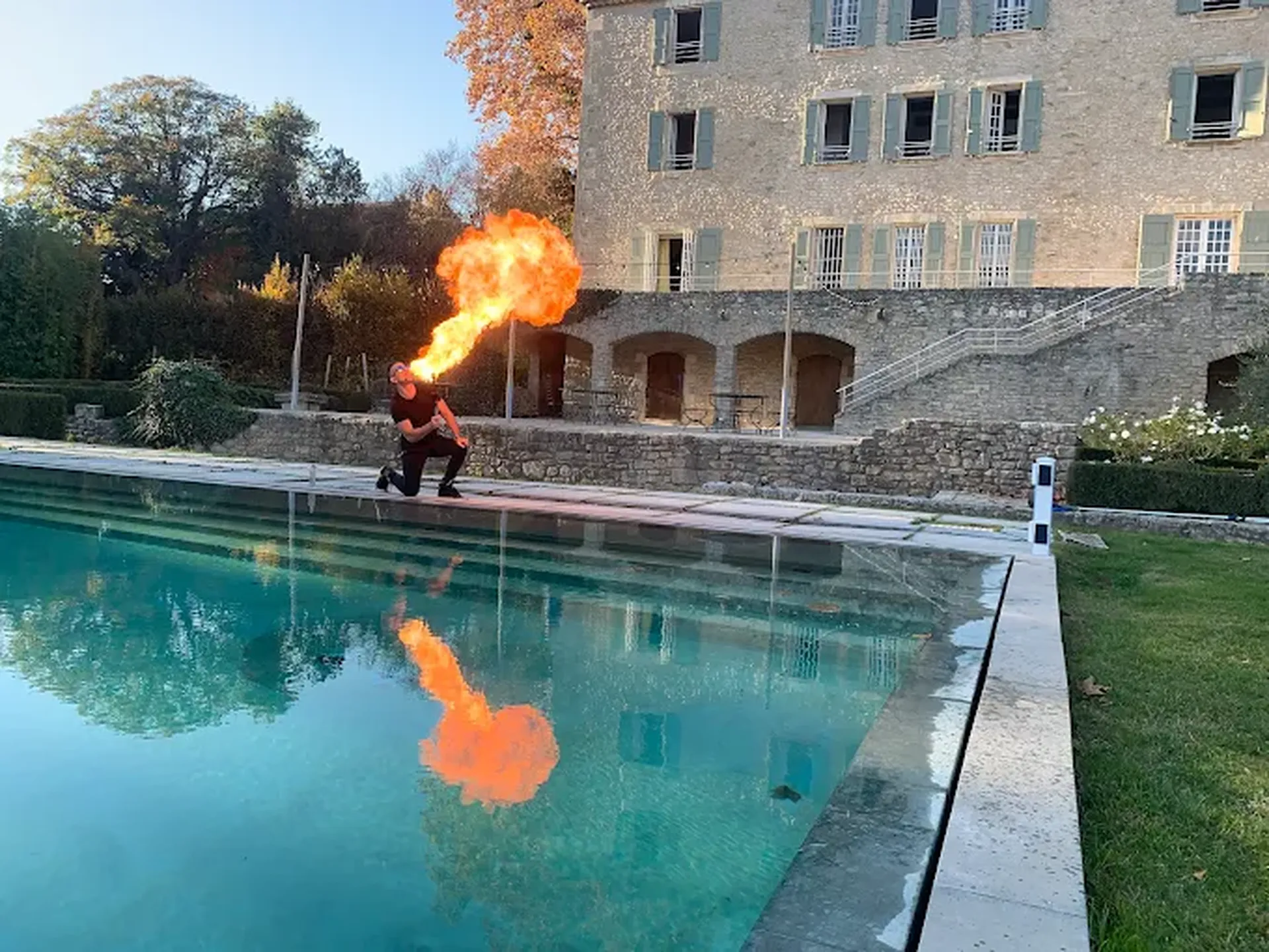 Domaine mariage chic en Provence Gordes proche L'isle sur la Sorgue : domaine mariage Luberon avec hébergement 17 chambres et façade en pierre avec DJ ambiançant et traiteur mariage