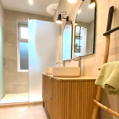 Salle de bain contemporaine alliant design et praticité, par l'Atelier D, architecte d'intérieur à Bordeaux