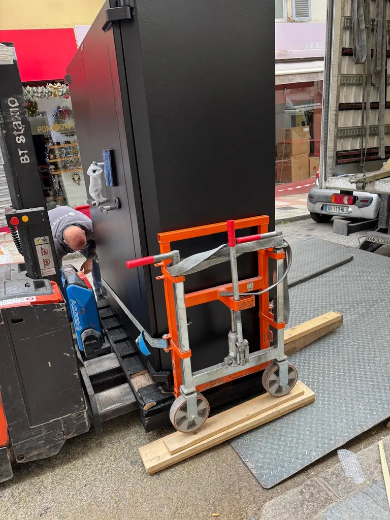 La Rolls du coffre-fort by Fichet-Bauche : Inviktus 1 200 L classe VI avec serrure Kelnet. Pour la protection des commerces sensibles