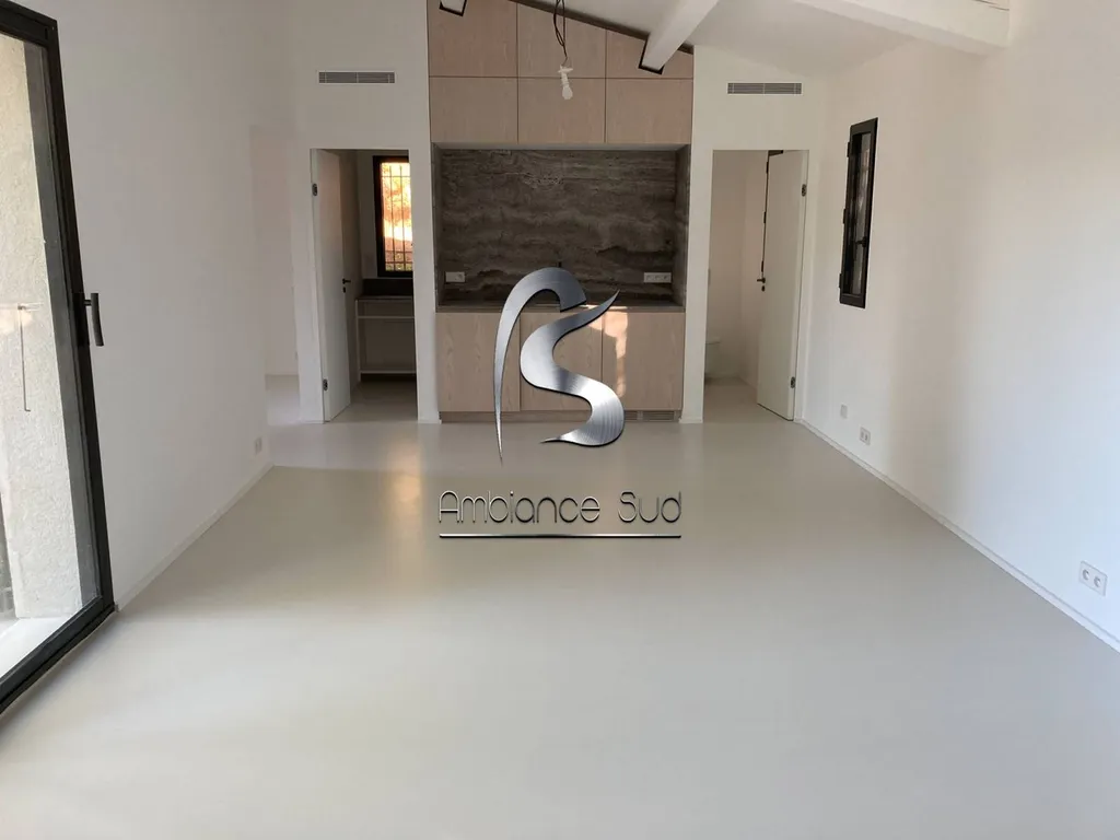 Réalisation du revêtement de sol d’un appartement en béton ciré coulé aux Baux de Provence dans le 13